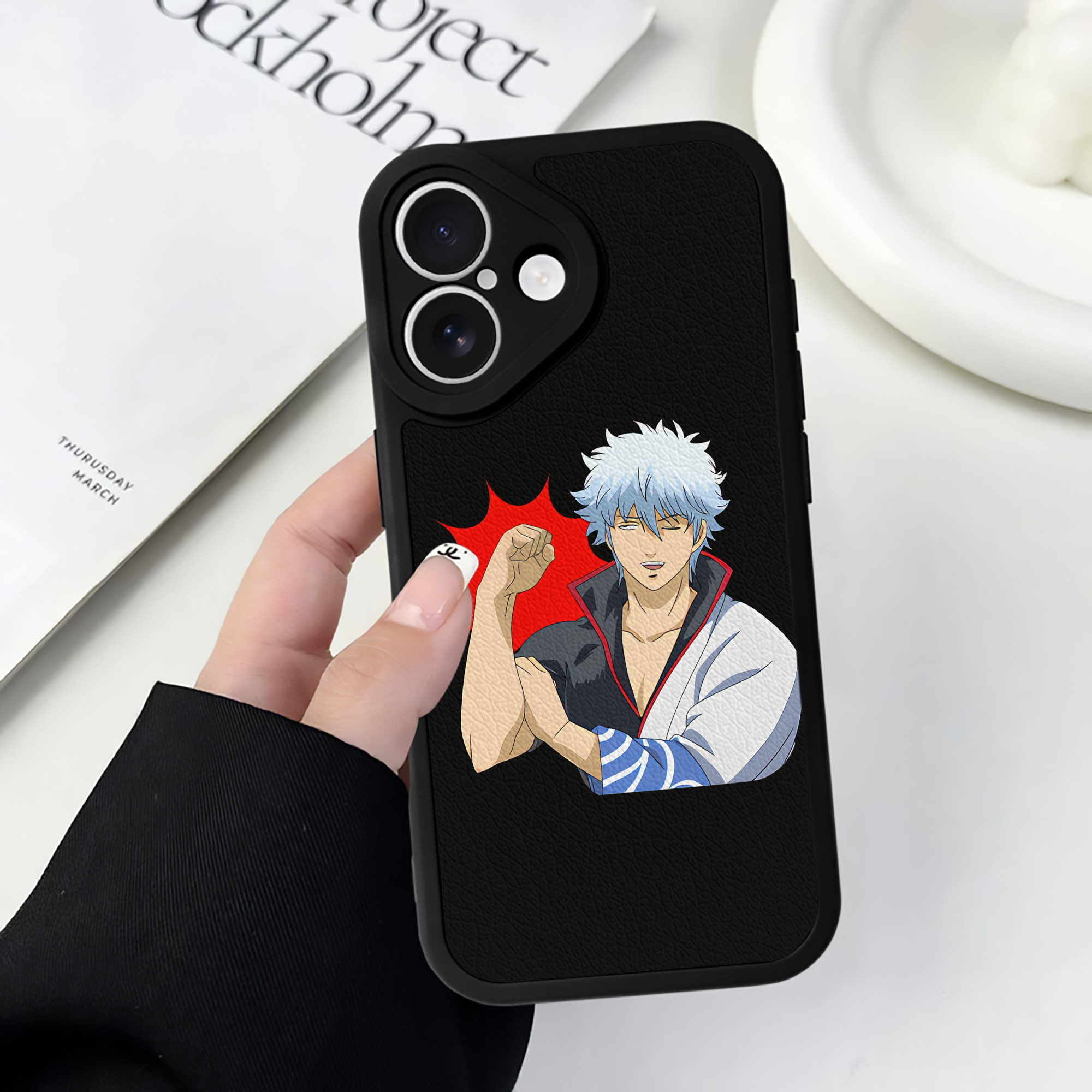 （画像用） ぎんたま 坂田銀時（さかたぎんとき） 神楽 志村新八（しむら しんぱち） GINTAMA Sakata Gintoki Kagura Shimura Shinpachi 【iPhone 16シリーズ対応】シリコンスマホケース（レザー調） 材質：シリコン